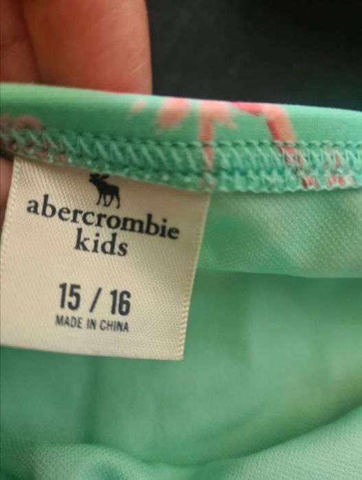 Продавам свежо боди и бански два модела и потник и бюстиета