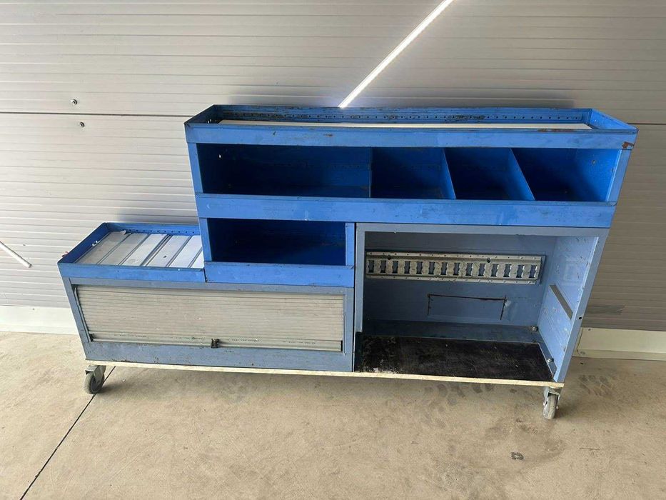 Метална работна маса на колела - лично предaване