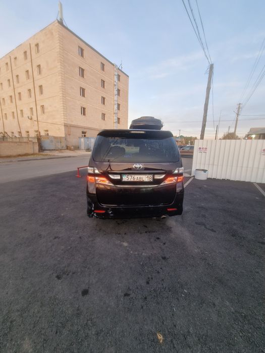 Toyoto vellfire.