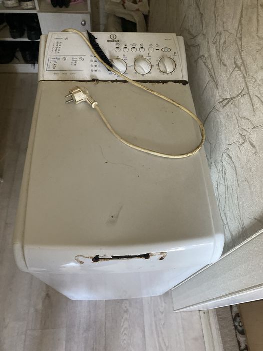 Продам стиральную машину INDESIT на запчасти
