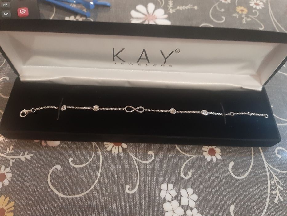 Браслет из серебра с драгоценными камешками.