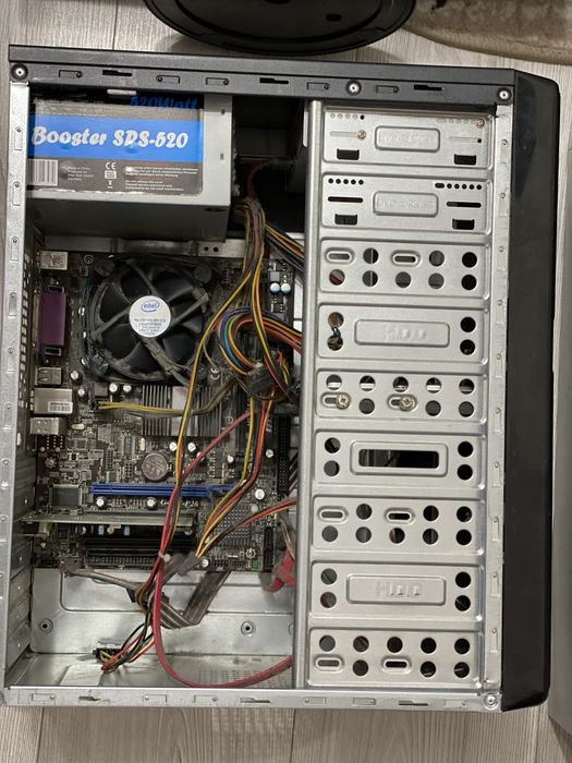 Vand si separat si cu toate la un pret 3 monitoare si 2 unitati .