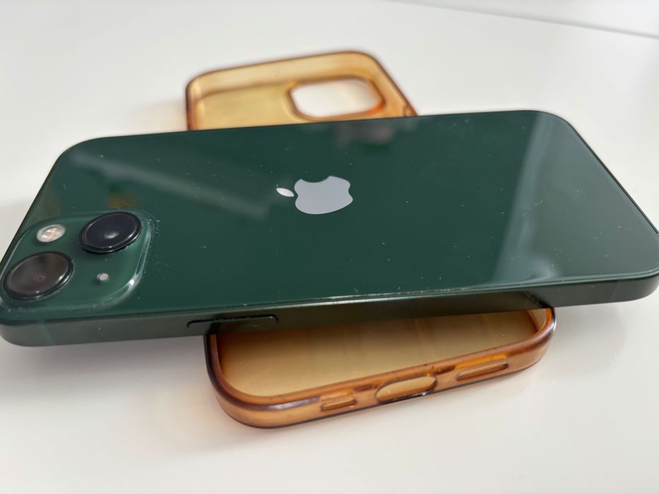 iPhone 13тъмно зелен