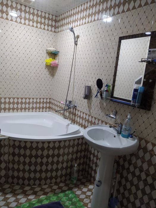 Угловой Мирдустим кучасида жойлашган 3 қаватли коттедж сотилади.