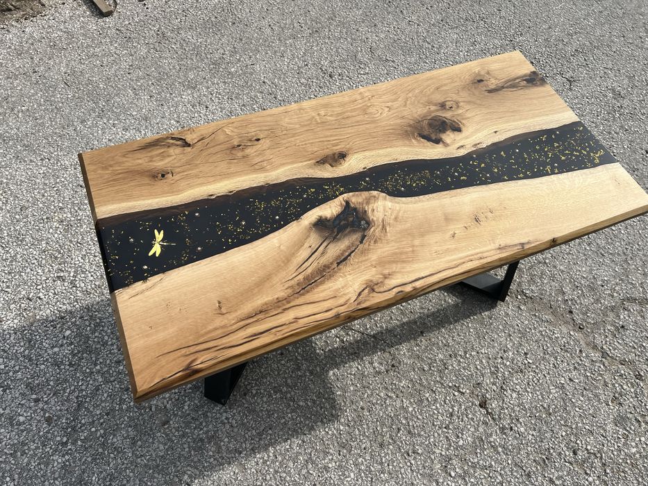 Уникална холна маса от дъб и епоксидна смола с златни елементи