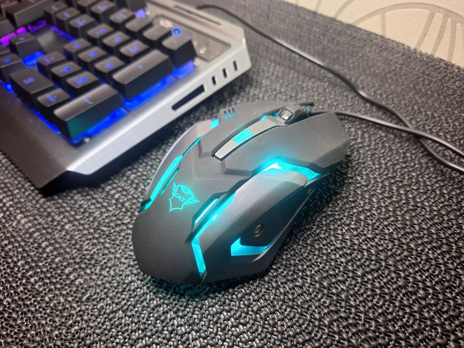 Слушалки, клавиатура и мишка