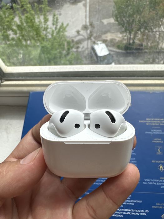 Air pods 4 оригинал 4 месяц работал
