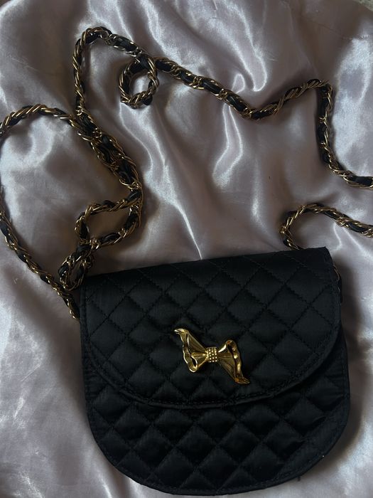 Малка черна чантичка