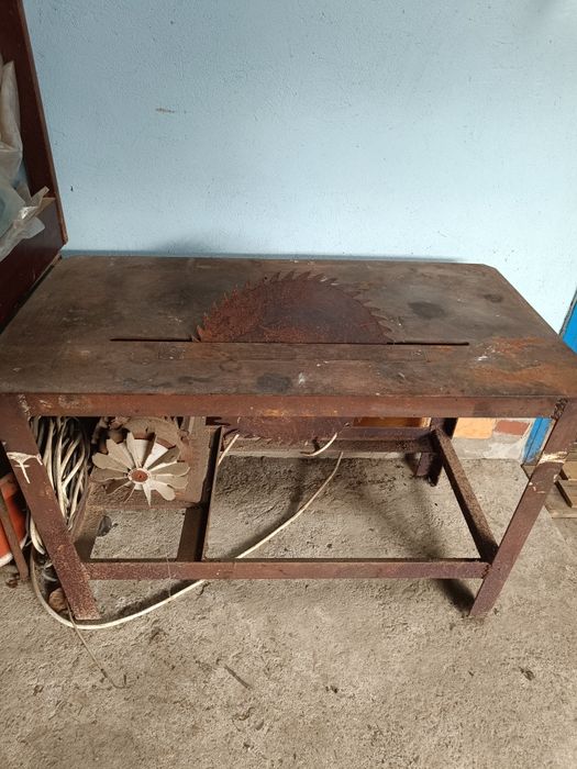 Masă circular ,circular trifazic