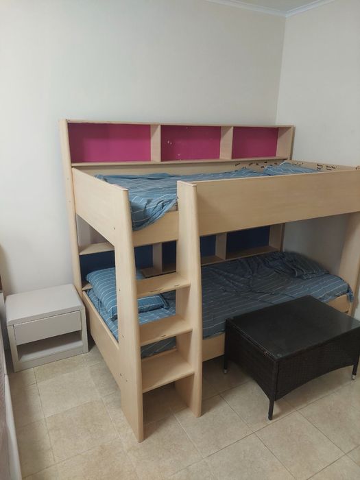 Продавам двуетажно легло с матраци