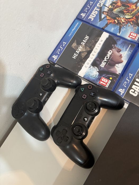 Vand Play station 4 doua console plus jocuri