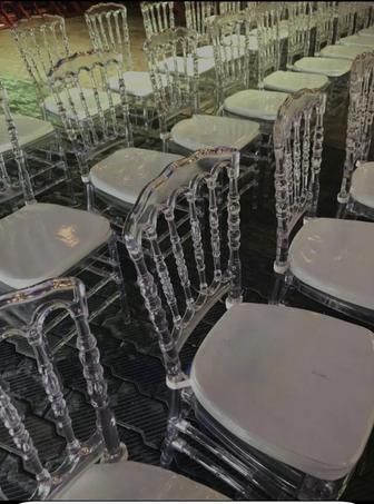 Столы круглые и стулья