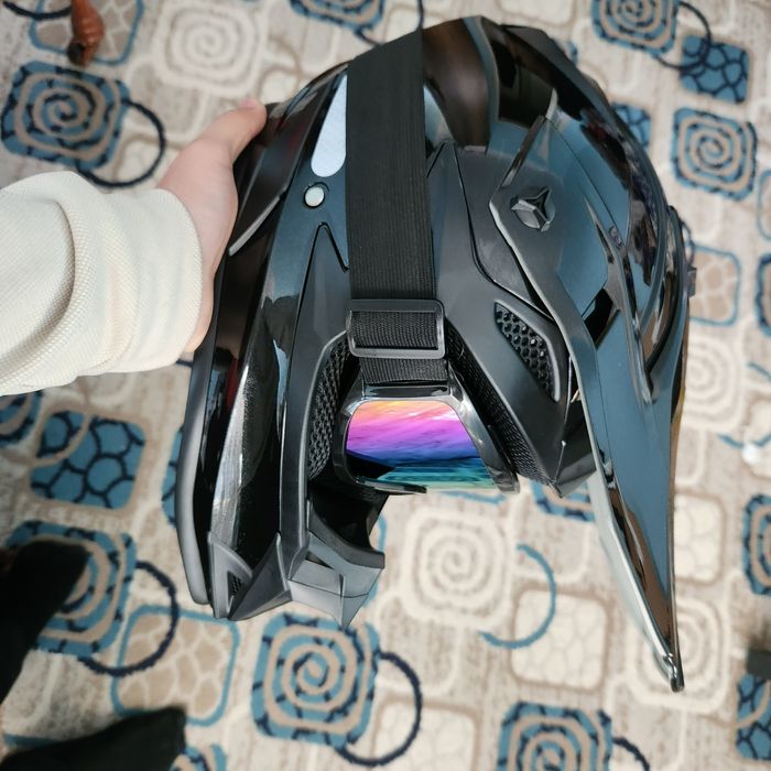 Продам кросовый шлем новый