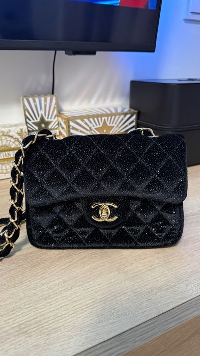 Chanel чанта черна с златни елементи
