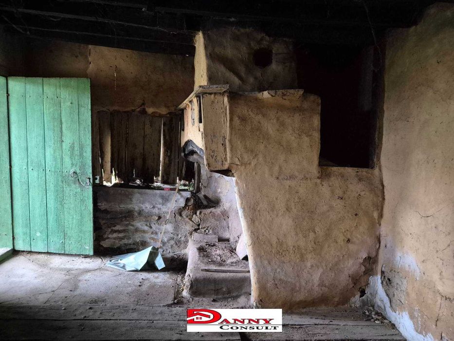 Двуетажна къща с двор и кладенец в с. Драгижево