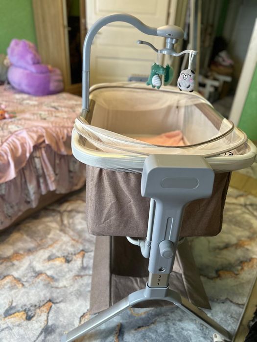 Pătuț electric cu balansoar