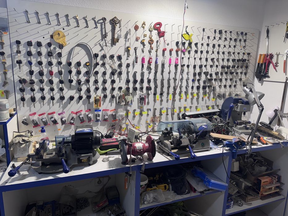 ПРОДАВА СЕ Напълно Оборудван Ключарски Бизнес - Готов за Работа!