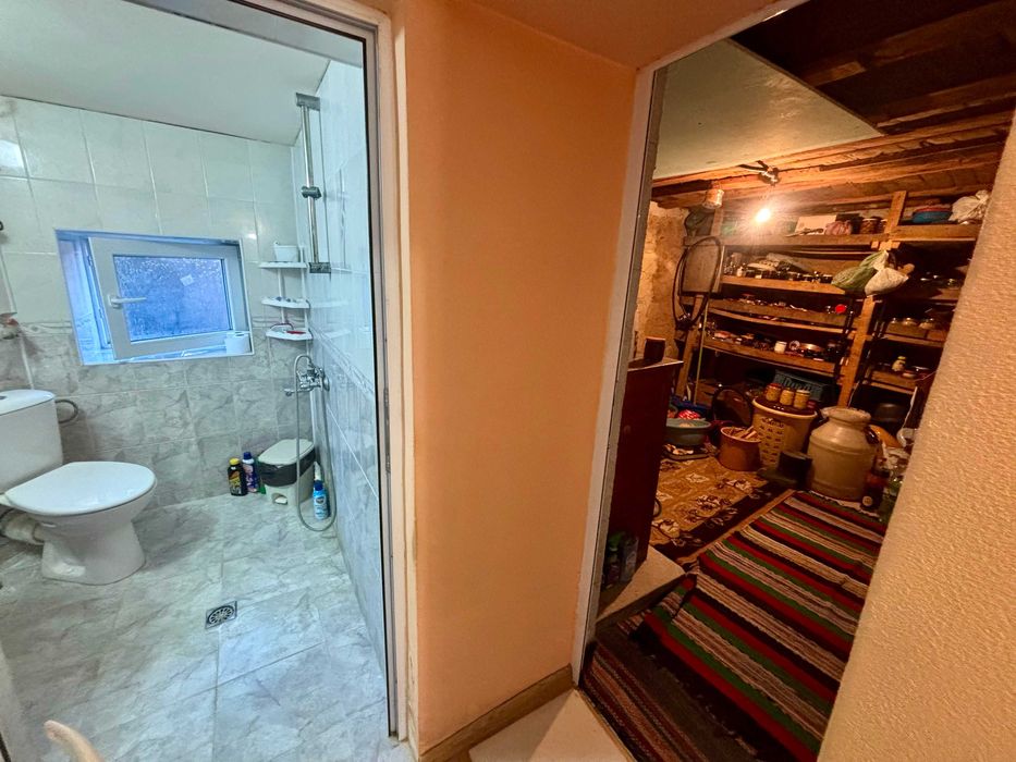 Продавам къща с двор в село Каравелово