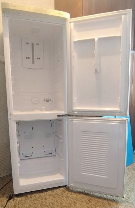 Хладилник с долен фризер SAMSUNG САМСУНГ RL33SBSW (гр.Търговище)