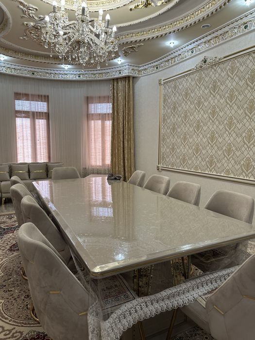 Стол со стульями на 10 персон