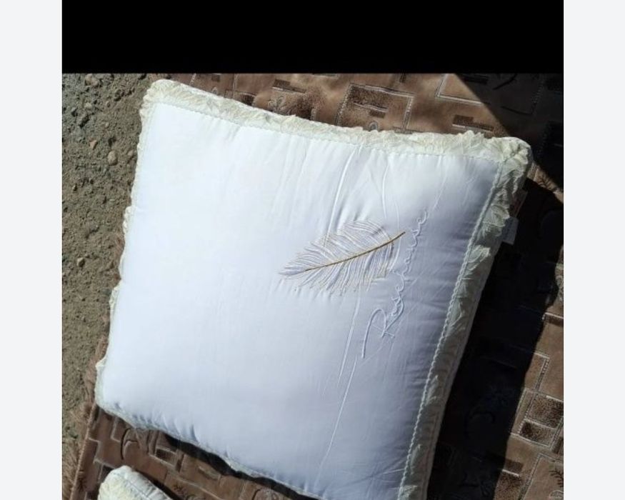 Продам две пары подушек