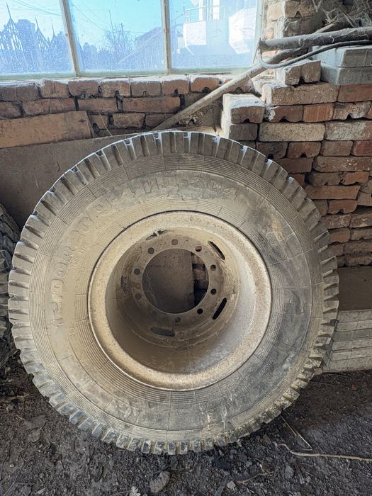 Гуми с джанти за камион