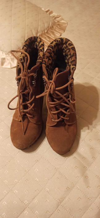 Оригинални велурени кафяви боти