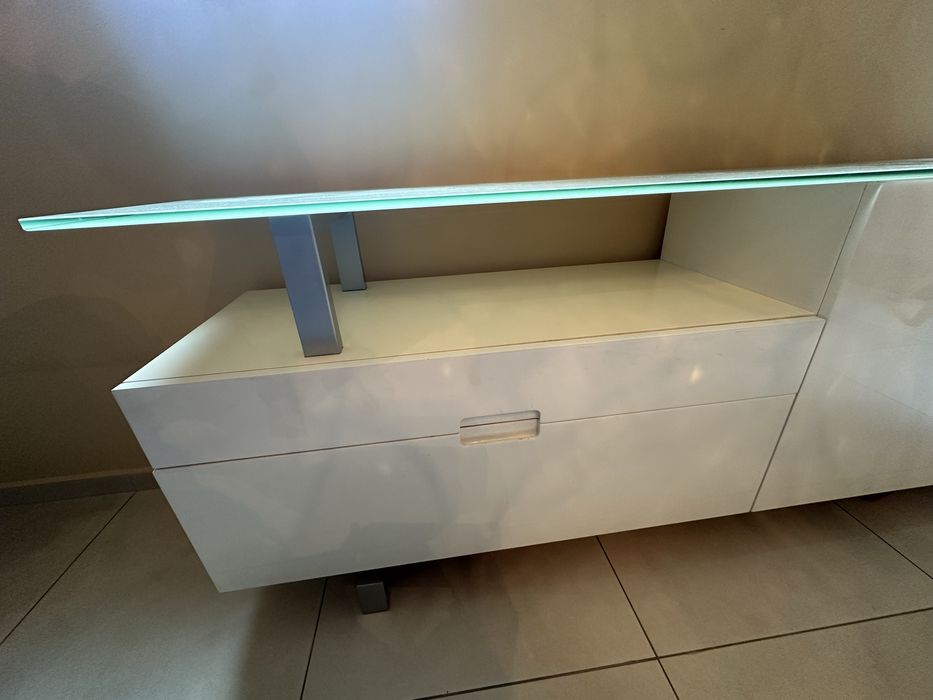 Бял шкаф за хол.