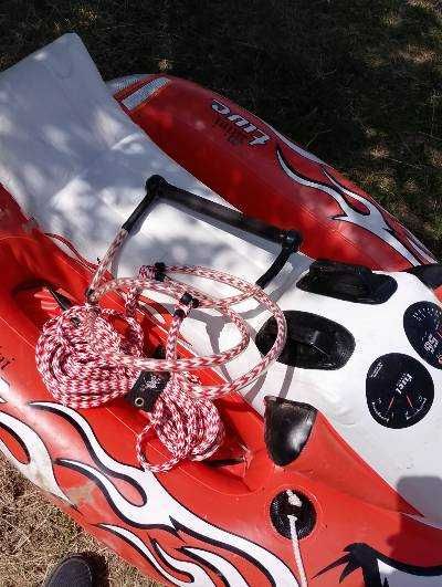 Моторна лодка с колесник и надуваем атракцион