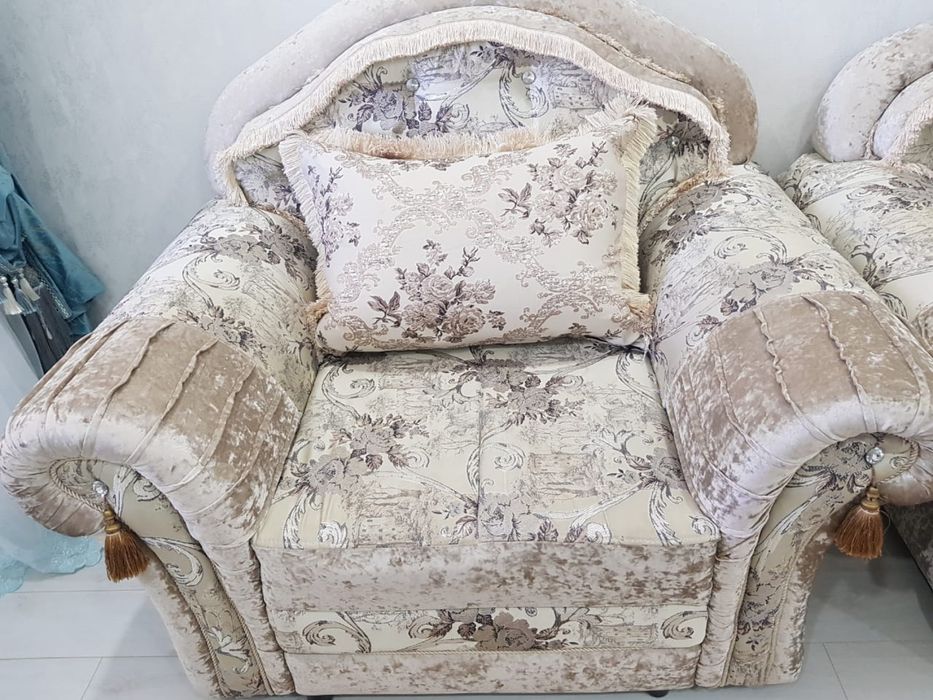 Продам диван с двумя креслами