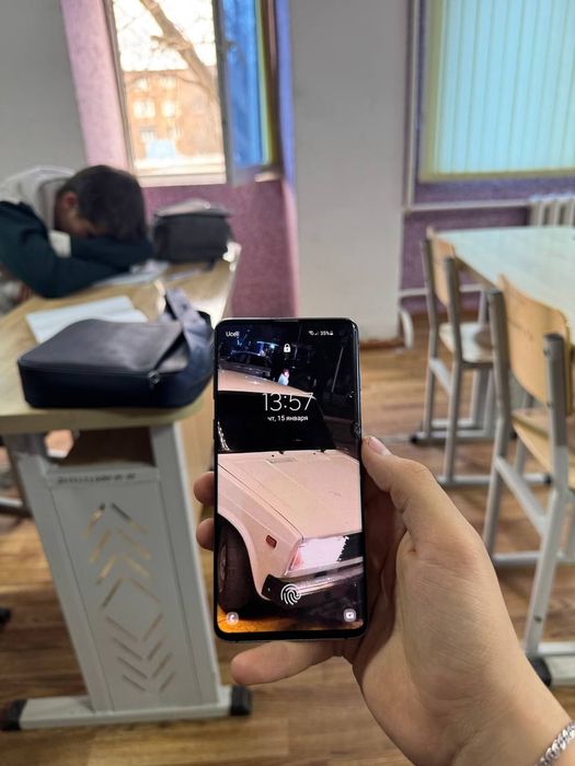 Самсунг с10 на экране только маленкое петно и задняя крышка чуть побит