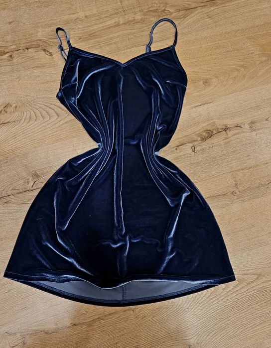 Vând rochie din catifea, Hollister