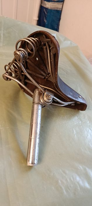 Scaun de bicicleta vechi din piele cu arcuri