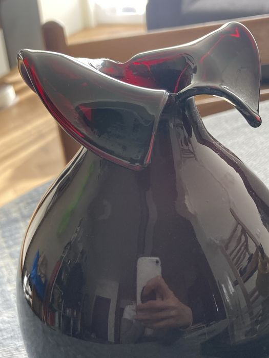 Червена стилна ваза