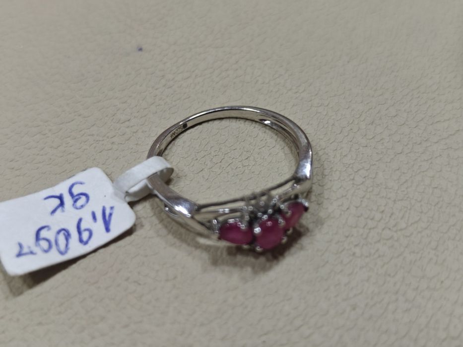 Inel aur 9k 1.90gr cu diamante și rubine(r) de