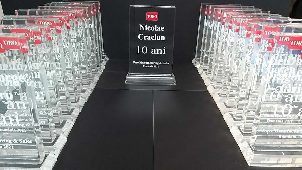 TROFEE PERSONALIZATE & CRISTALE PERSONALIZATE – Eleganță Premium pentru Orice Eveniment