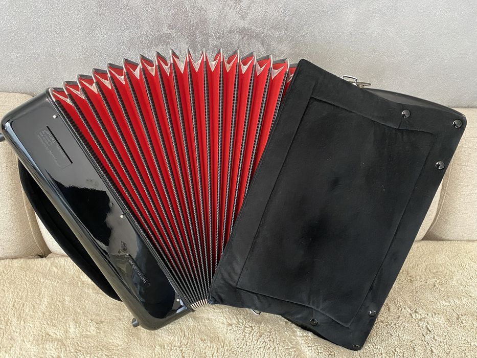 Vând acordeon Sonola SS4 cu sistem midi, wireless și procesor juzisoun