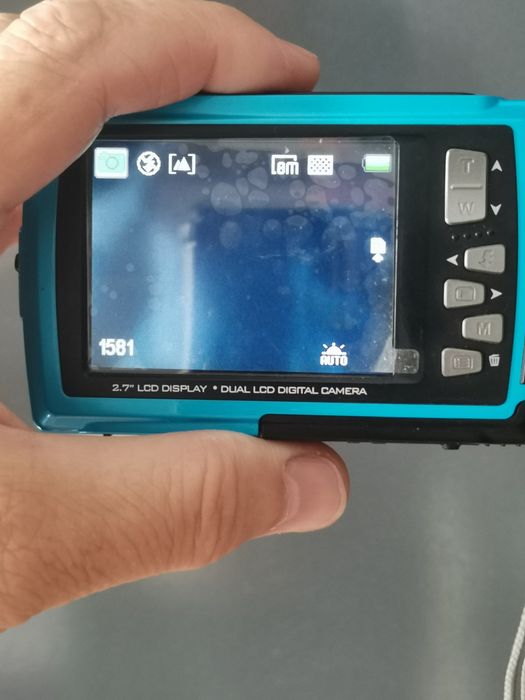 Цифров фотоапарат с два цветни дисплея