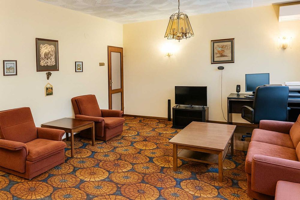 Дава се под наем Тристаен апартамент в София, Оборище - 120 кв.м за 664 € - Снимка #1