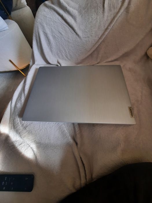 Vând laptop lenovo nou