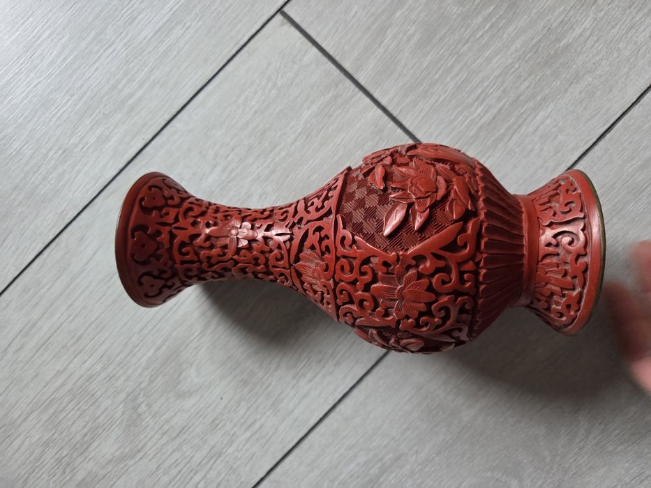 vază veche chinezească din cinabru sculptat