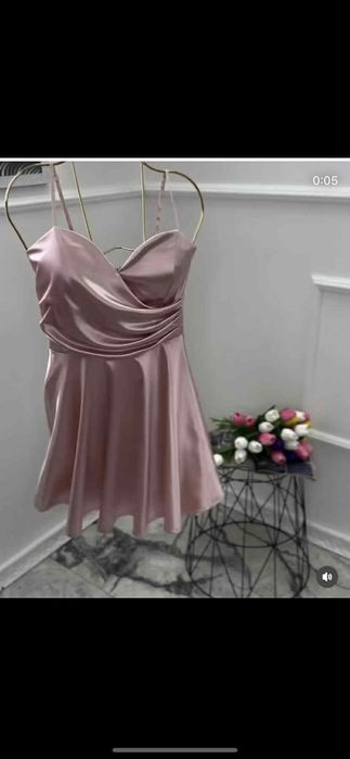 Къса розова рокля сатен