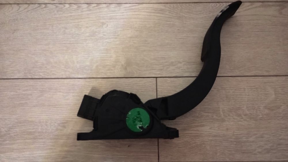 Педаль газа акселелатора