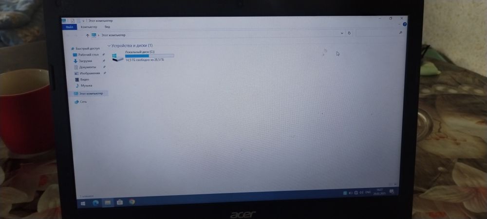 Noutbook Acer yaxshi holatda saqlangan ofis ishlarini bajarish uchun