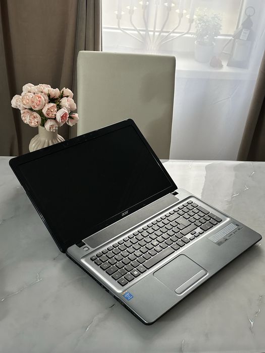 Acer Aspire E1, 17 inch, Procesor Intel Pentium, 4Gb Ram, 500Gb HDD.