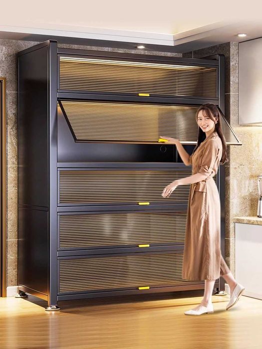 Полочки для посуды в металлическом кухонном шкафу