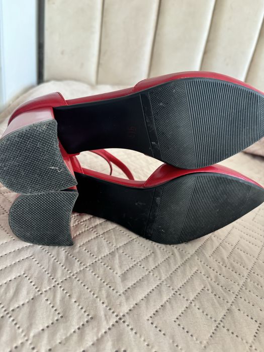 Продам красный туфли