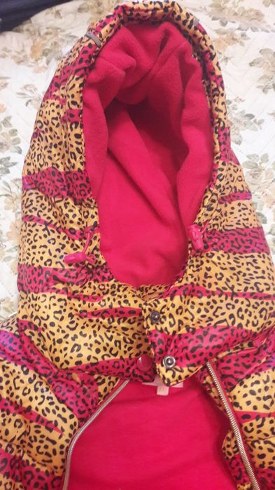 Продам новый жилет для девочки .