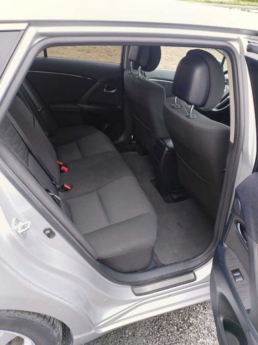 Продавам Тойота Авенсис Т27