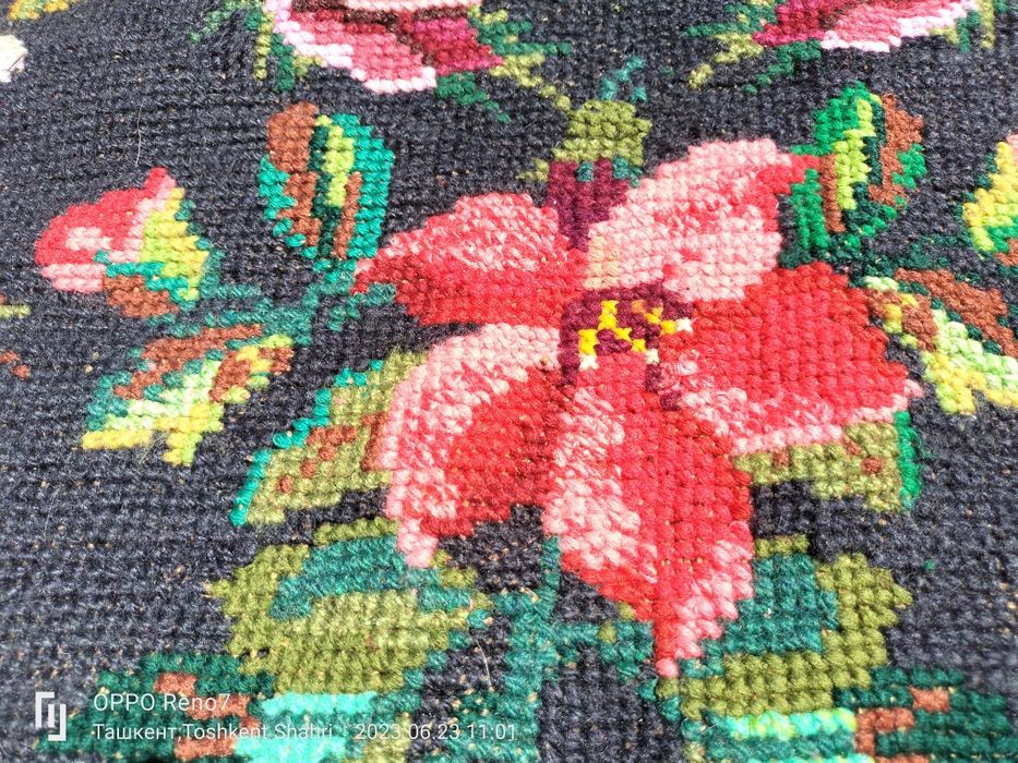 Ковёр ручной работы вышивали около четырех лет.